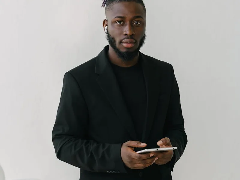 Professionnel africain utilisant des outils numériques